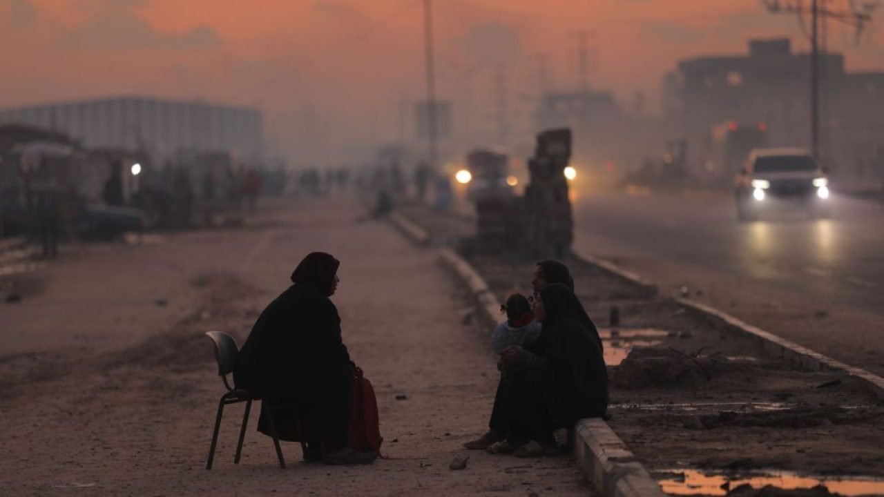 Moradores de Gaza enfrentam inverno em tendas encharcadas ou prédios em ruínas