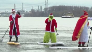 Papai Noel Pratica Stand Up Paddle no Rio Reno na Alemanha