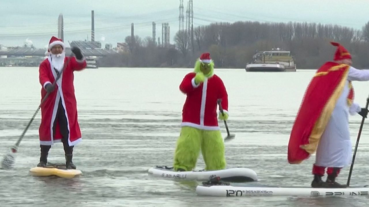 Papai Noel Pratica Stand Up Paddle no Rio Reno na Alemanha