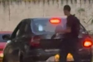 Foto: Suspeito deixando a delegacia na terça-feira. (Foto: Leo de França, Midiam