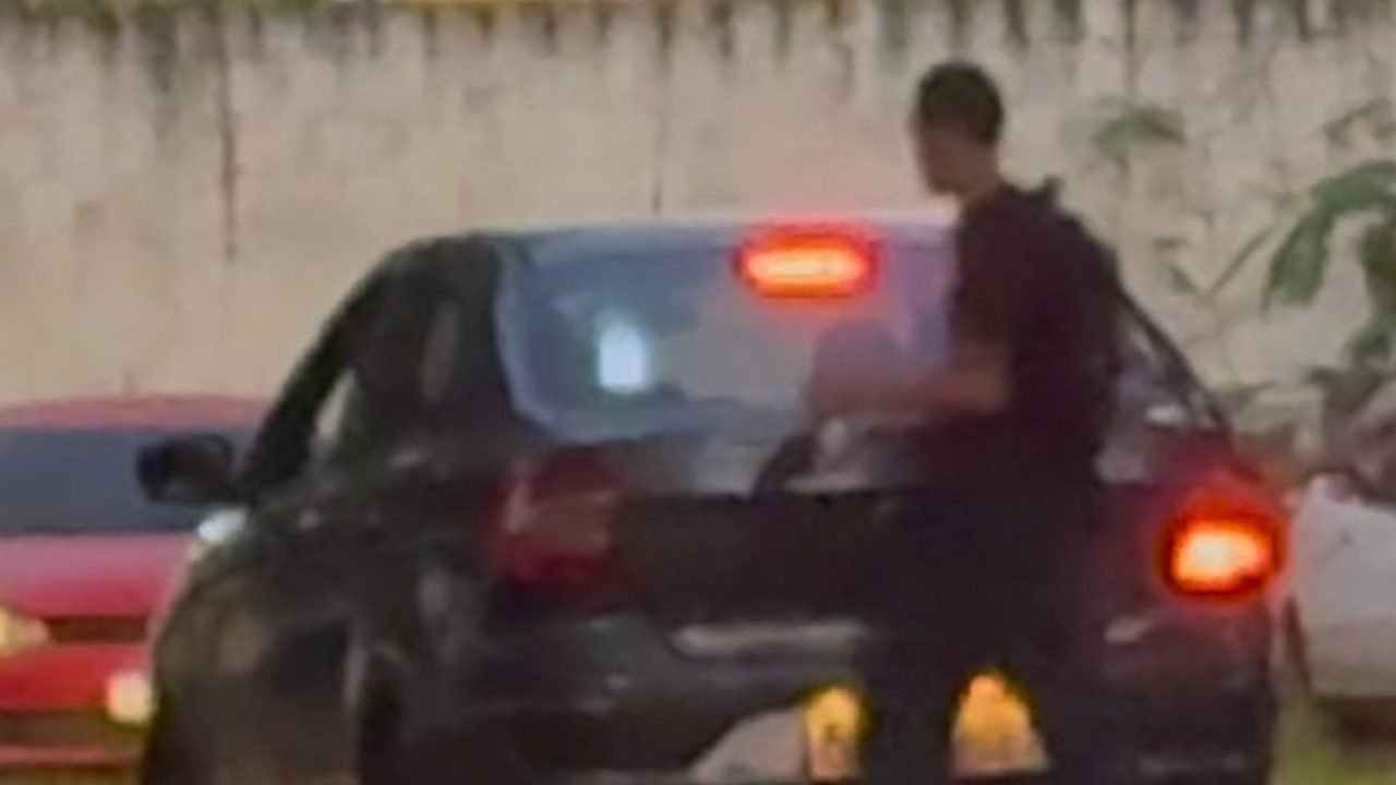 Foto: Suspeito deixando a delegacia na terça-feira. (Foto: Leo de França, Midiam