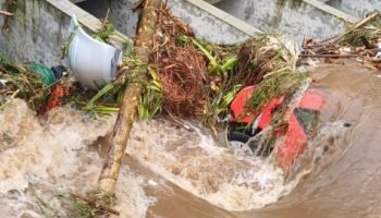 Fortes chuvas arrastam carros em Petrópolis