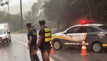 Mulher morre após carro ser atingido por árvore durante chuvas em Taubaté