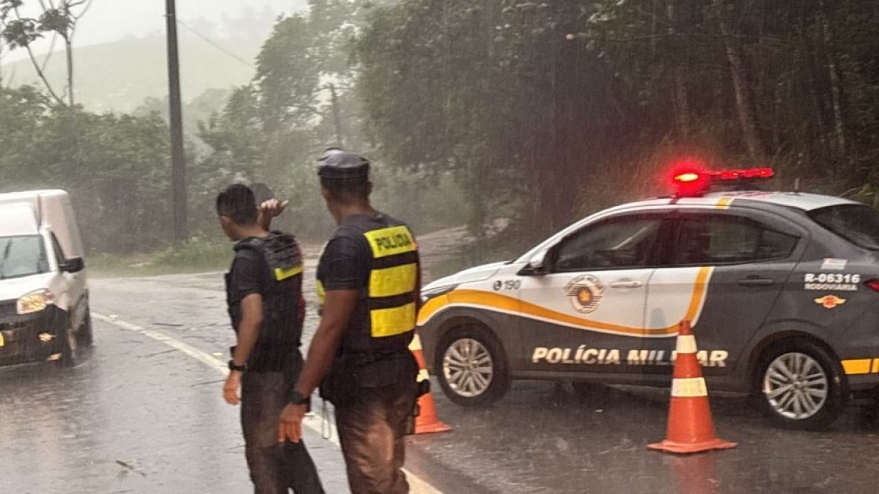 Mulher morre após carro ser atingido por árvore durante chuvas em Taubaté