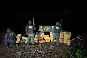 Droga apreendida às margens do rio. — Foto: Droga apreendida às margens do rio.