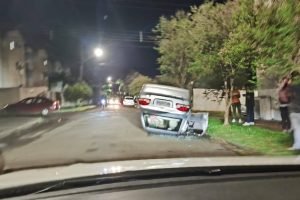 Foto: Veículo capotou em acidente na noite desta segunda (Foto: Thaís Cardoso/Mi