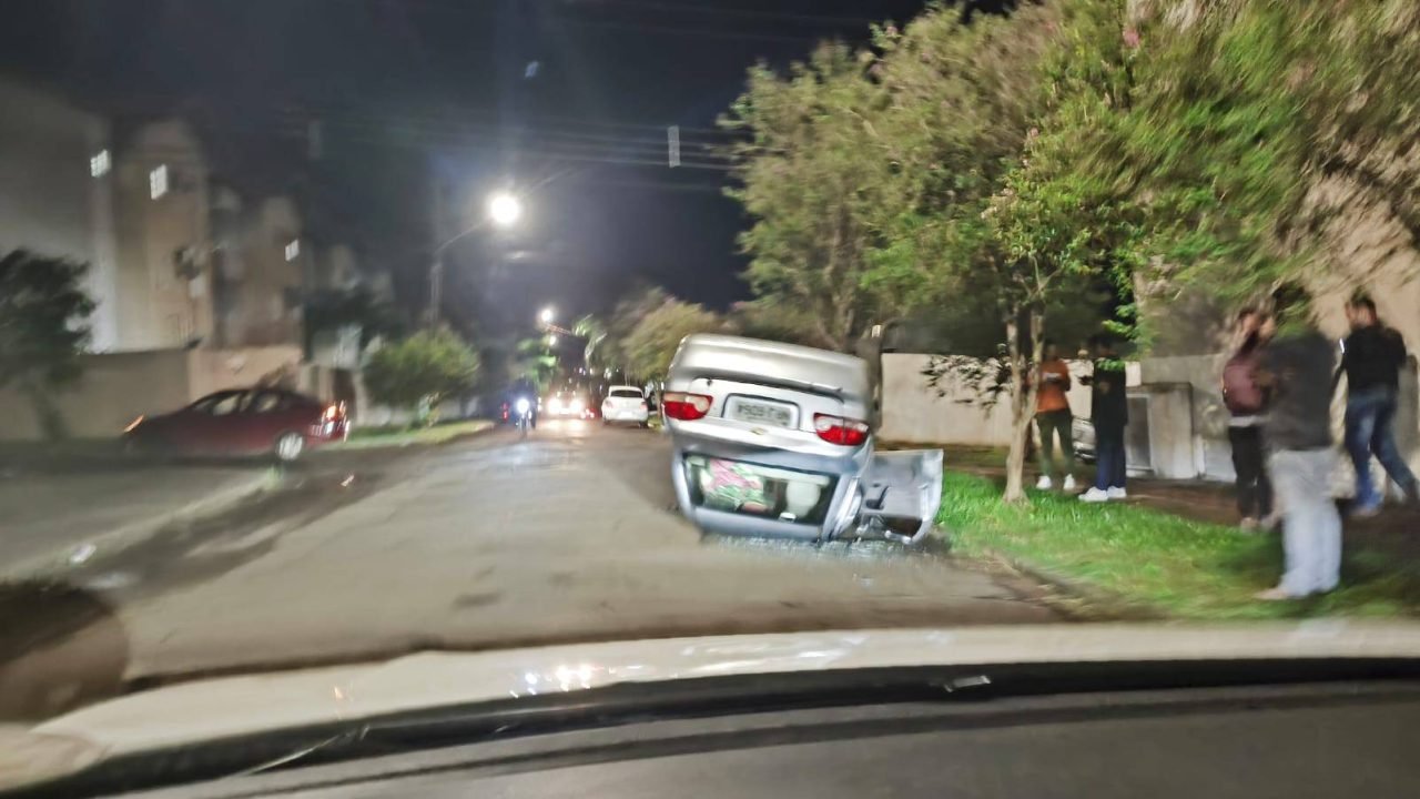 Foto: Veículo capotou em acidente na noite desta segunda (Foto: Thaís Cardoso/Mi
