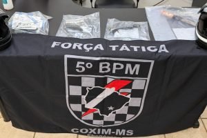 Armas e faca utilizadas na troca de tiros — Foto: Armas e faca utilizadas na tro