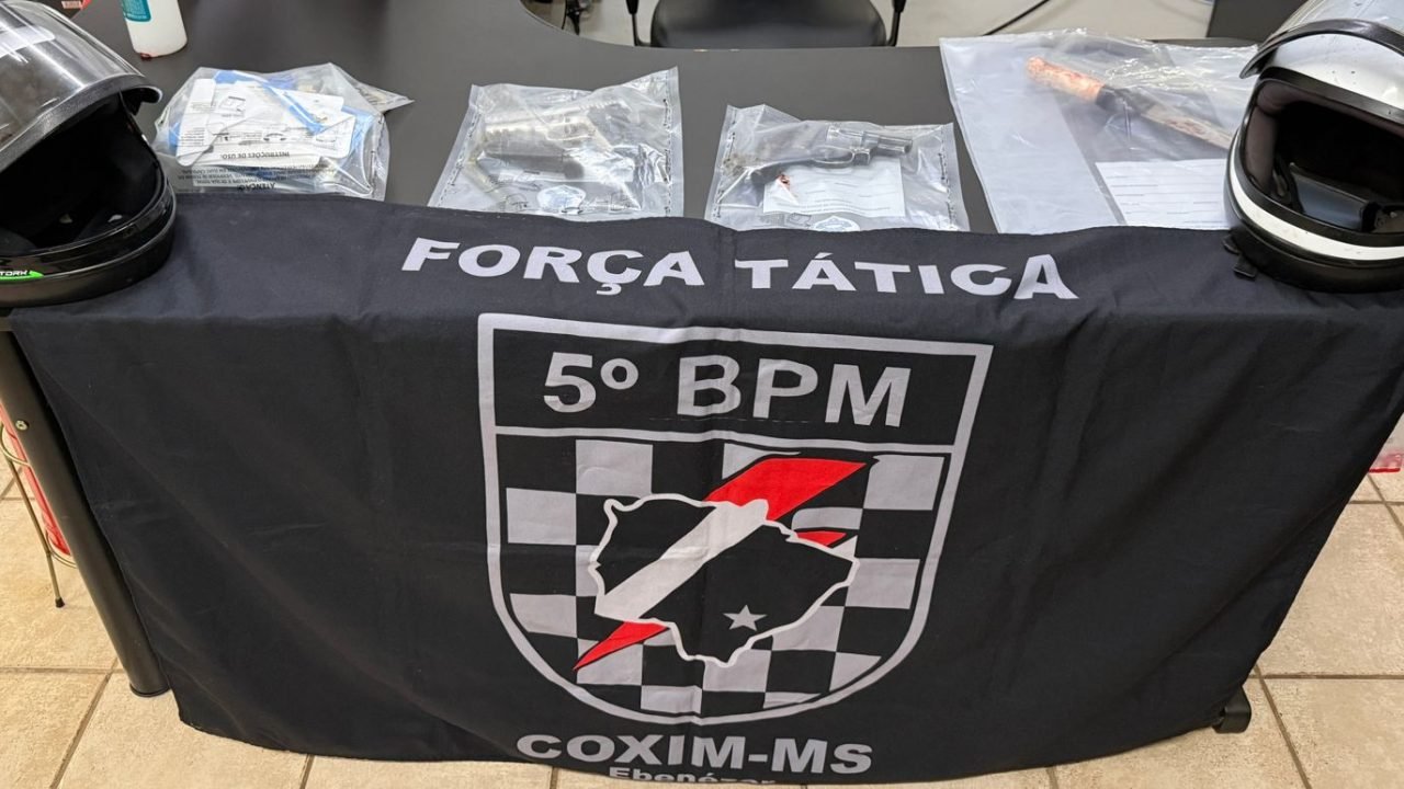 Armas e faca utilizadas na troca de tiros — Foto: Armas e faca utilizadas na tro