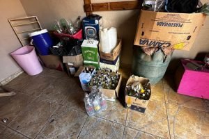 Garrafas de bebidas apreendias em condições irregulares — Foto: Garrafas de bebi