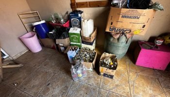 Garrafas de bebidas apreendias em condições irregulares — Foto: Garrafas de bebi