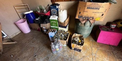 Garrafas de bebidas apreendias em condições irregulares — Foto: Garrafas de bebi