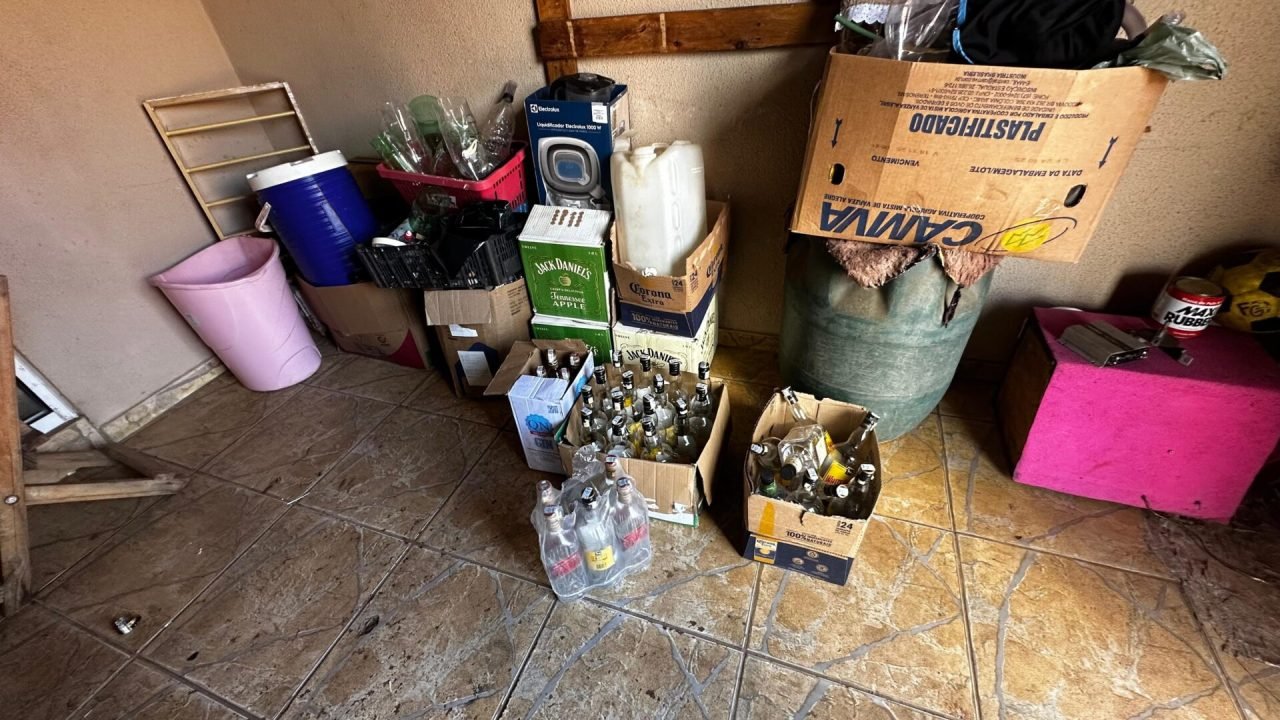 Garrafas de bebidas apreendias em condições irregulares — Foto: Garrafas de bebi
