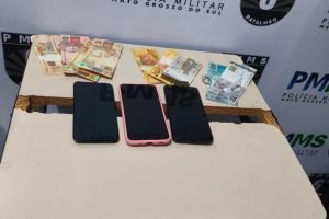 Itens roubados no estabelecimento — Foto: Itens roubados no estabelecimento - Fo