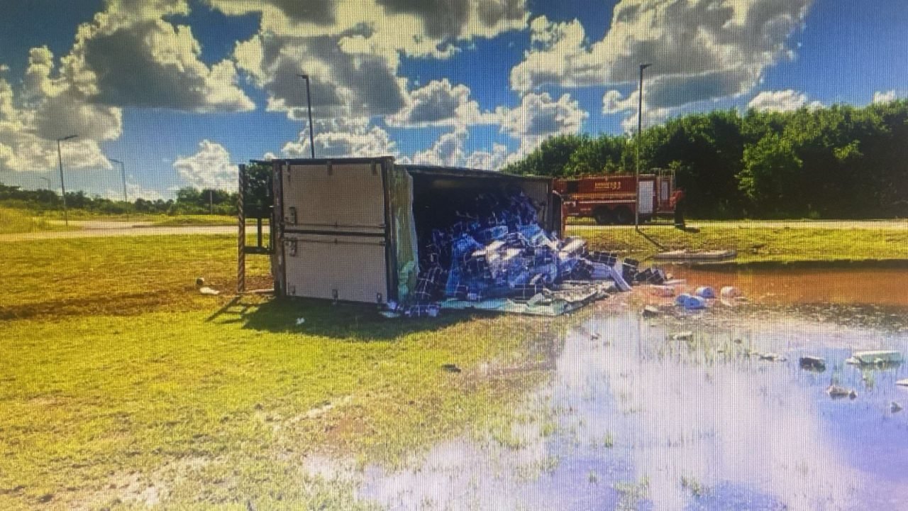 Foto: Caminhão baú carregado com peixes (Da hra Bataguassu)
