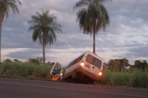 Foto: Motorista foi forçado a jogar a van para fora da rodovia. (Foto: Leitor Mi