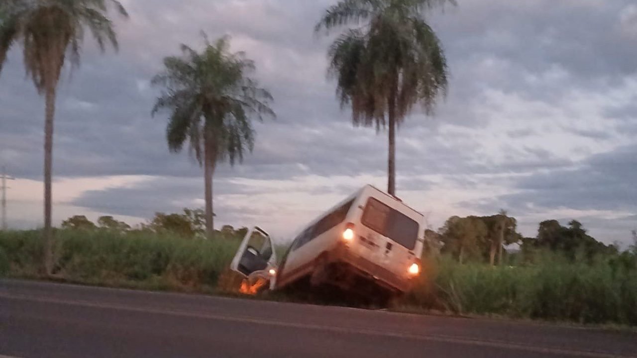 Foto: Motorista foi forçado a jogar a van para fora da rodovia. (Foto: Leitor Mi