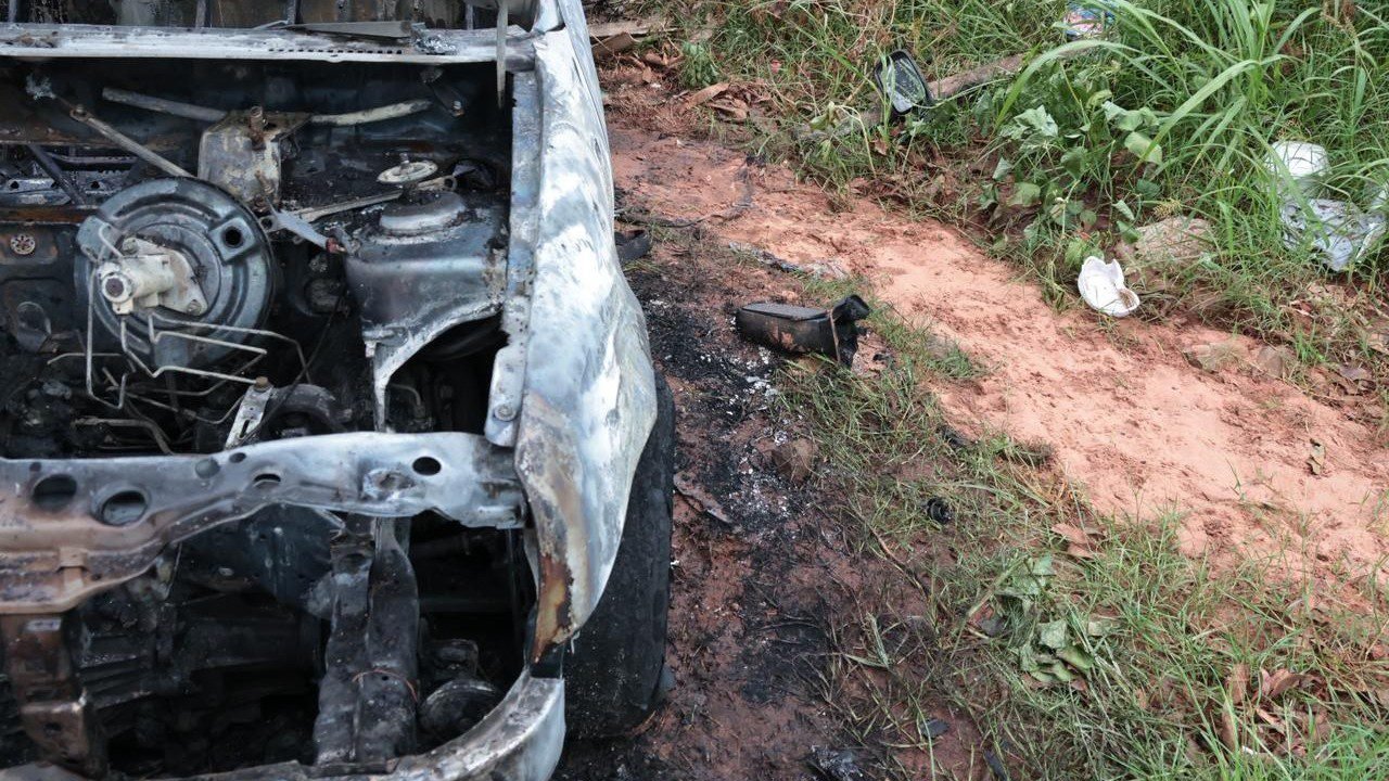 Picape incendiada — Foto: Picape incendiada - Foto: Madu Livramento, Jornal Midi