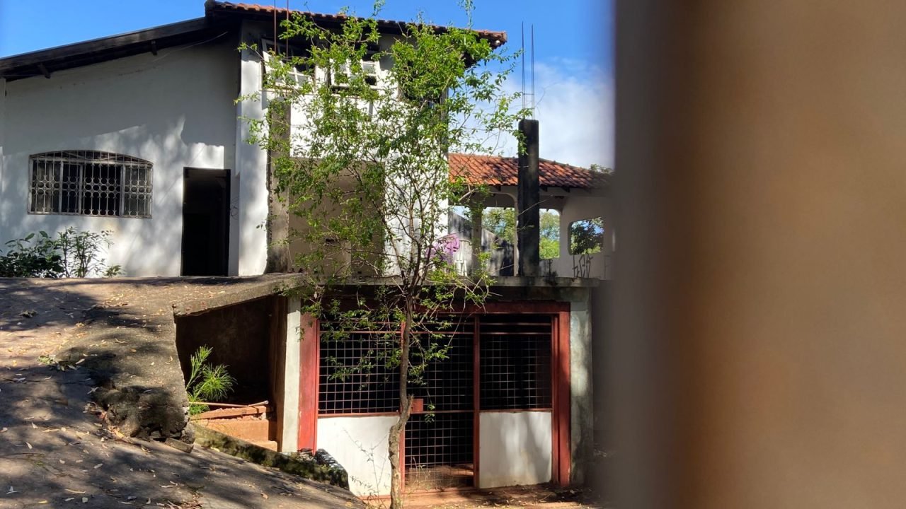 Foto: Casarão abandonado no bairro Parque Nossa Senhora do Perpétuo Socorro. (Fo