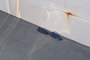 Par de chinelos deixados para trás — Foto: Par de chinelos deixados para trás -