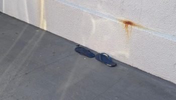 Par de chinelos deixados para trás — Foto: Par de chinelos deixados para trás -