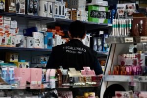 Fiscalização em lojas no Centro de Campo Grande. — Foto: Fiscalização em lojas n