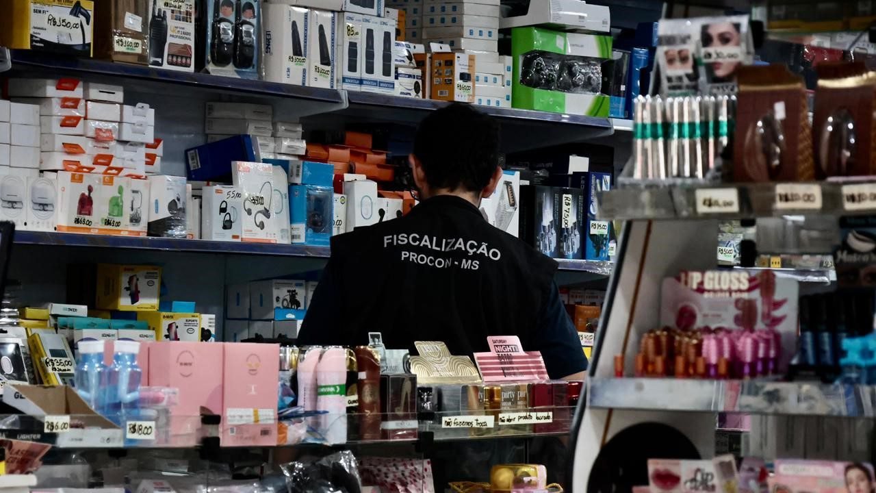 Fiscalização em lojas no Centro de Campo Grande. — Foto: Fiscalização em lojas n