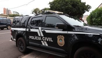 Foto: Equipe da Polícia Civil chegando ao fórum para audiência de custódia da mé