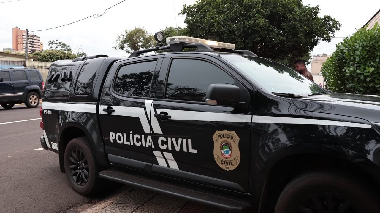 Foto: Equipe da Polícia Civil chegando ao fórum para audiência de custódia da mé