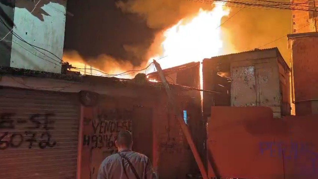 Incêndio atinge moradias na comunidade de Paraisópolis, na Vila Andrade, zona su