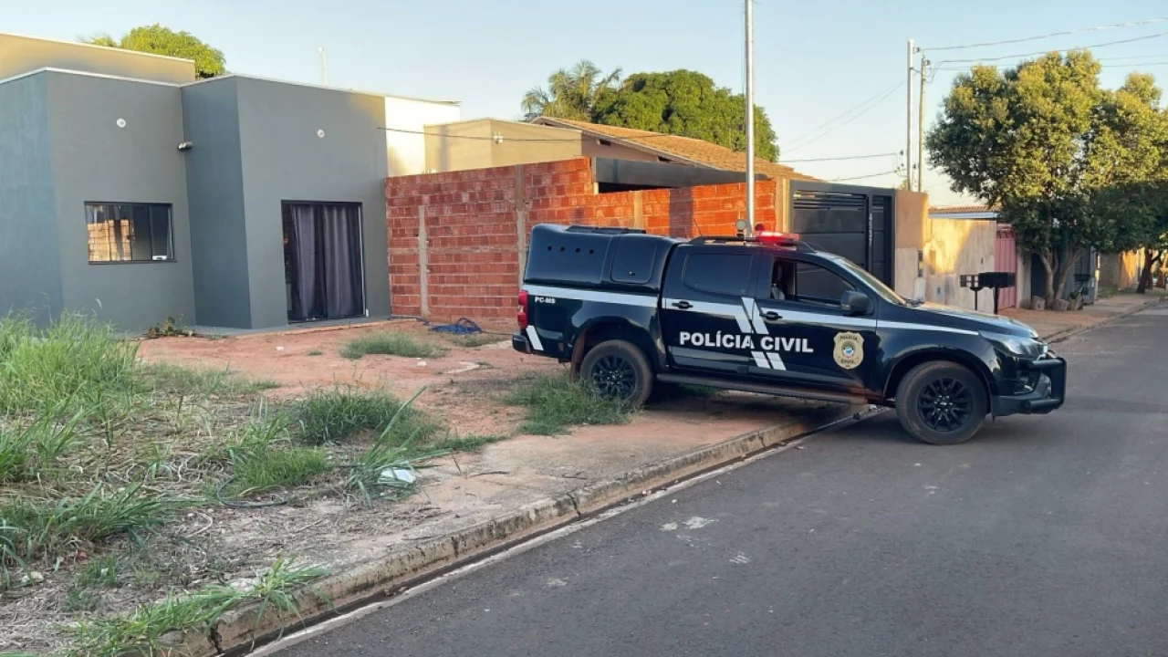 Arma, munições, droga e motocicletas foram apreendidas durante ação da Polícia C