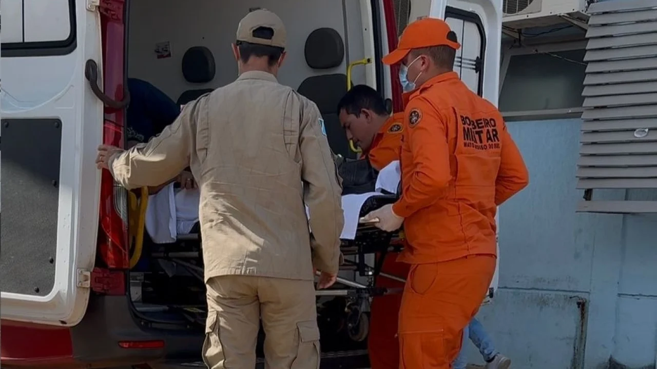 Vítima foi socorrida pelos bombeiros e encaminhada ao Hospital Regional - Foto: