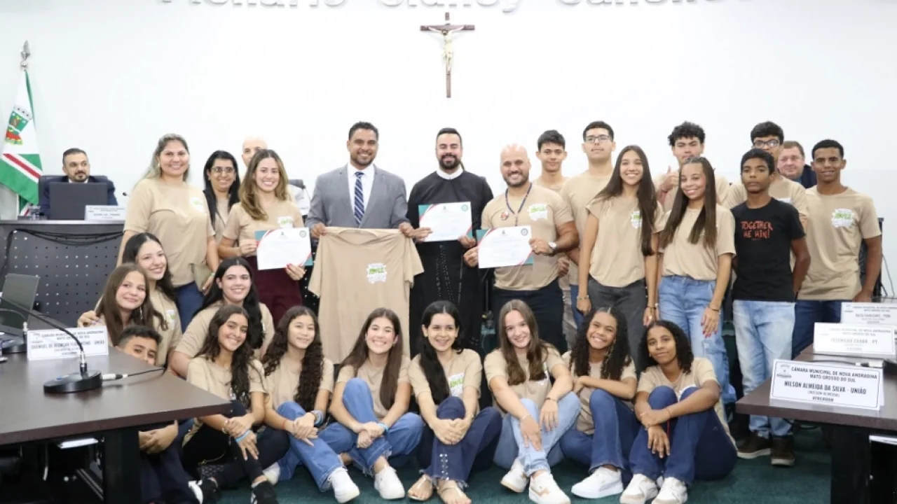 Vereador e homenageados — Foto: Vereador e homenageados - Foto: Câmara de Nova A