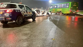 Jovem fica ferido após colisão entre micro-ônibus e carro em Nova Andradina — Fo
