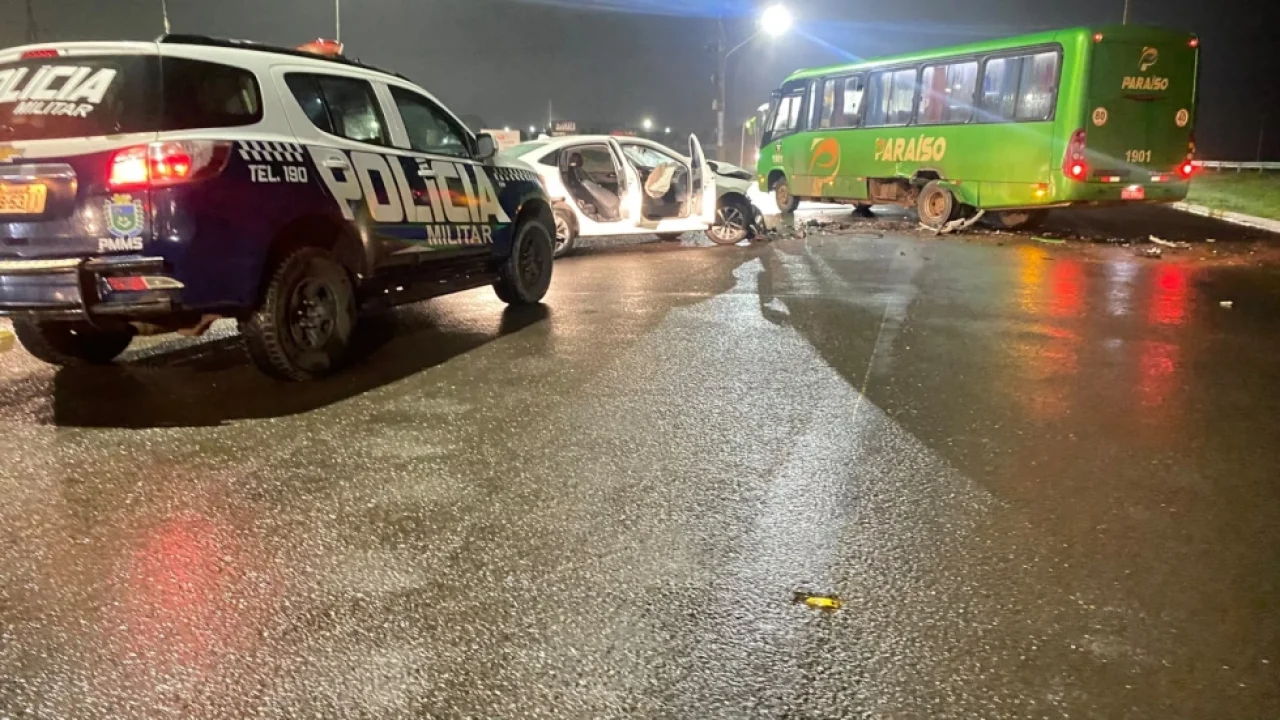 Jovem fica ferido após colisão entre micro-ônibus e carro em Nova Andradina — Fo