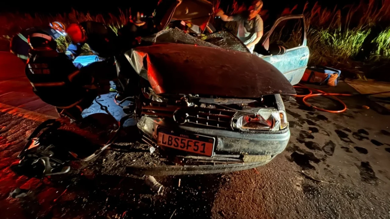 Veículo ficou destruído após colisão traseira com carreta na MS-276 — Foto: Veíc