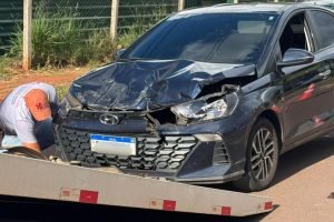 Foto: Acidente deixou veículo danificado. (Leo de França, Jornal Midiamax)