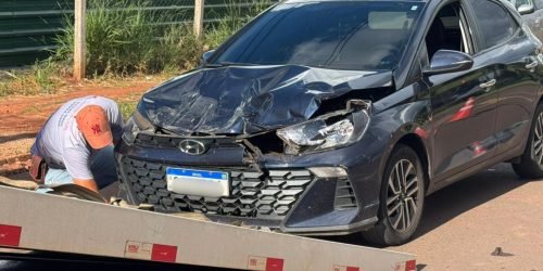 Foto: Acidente deixou veículo danificado. (Leo de França, Jornal Midiamax)