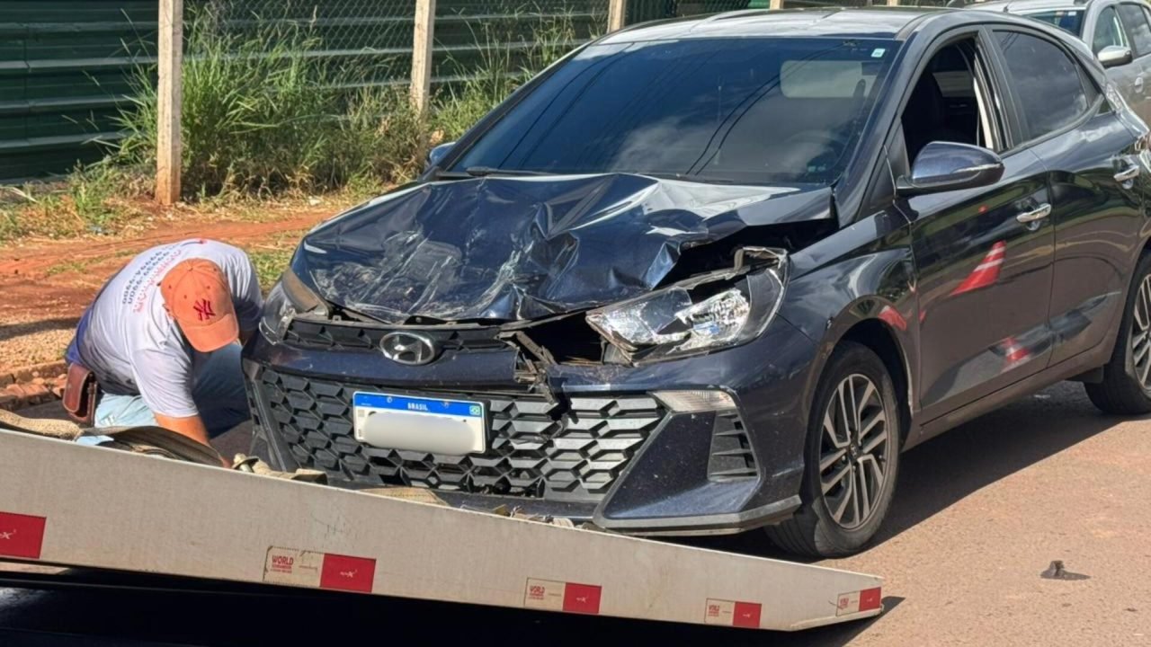 Foto: Acidente deixou veículo danificado. (Leo de França, Jornal Midiamax)