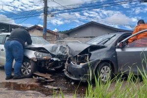 Foto: Motorista do Etios ficou ferida e foi socorrida pelo Corpo de Bombeiros. (