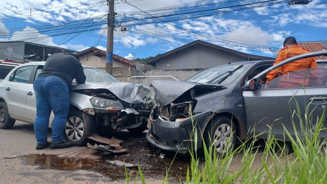 Foto: Motorista do Etios ficou ferida e foi socorrida pelo Corpo de Bombeiros. (