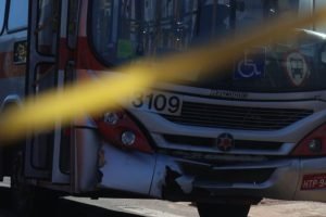 Foto: Motorista do ônibus teria furado o sinal vermelho. (Foto: Pietra Dorneles,