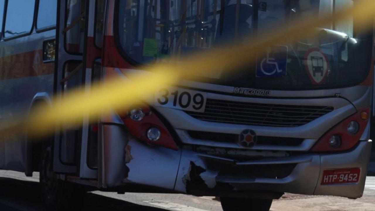 Foto: Motorista do ônibus teria furado o sinal vermelho. (Foto: Pietra Dorneles,