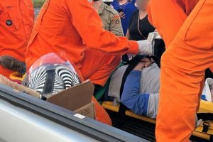 Vítima recebendo atendimento dos bombeiros. — Foto: Vítima recebendo atendimento