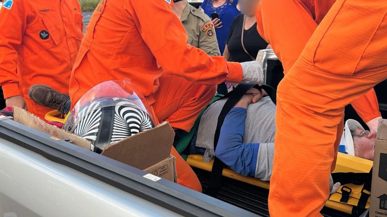Vítima recebendo atendimento dos bombeiros. — Foto: Vítima recebendo atendimento