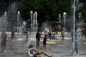 Pessoas se refrescam durante onda de calor na França — Foto: Pessoas se refresca