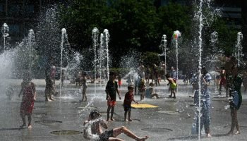 Pessoas se refrescam durante onda de calor na França — Foto: Pessoas se refresca