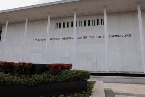 Foto: Trabalhadores iniciam remoção do nome de Trump do Kennedy Center Heather D