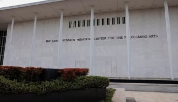 Foto: Trabalhadores iniciam remoção do nome de Trump do Kennedy Center Heather D