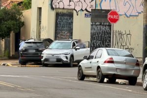 Carros envolvidos em acidente. (Foto: Fala Povo)